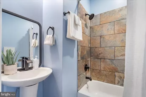 Bath - 1802 E Lanvale St, Baltimore, MD 21213 photo 2 of 6