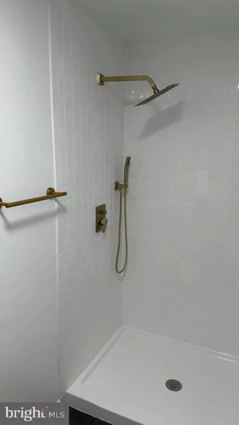 Bath - 3518 Hickory Ave, Baltimore, MD 21211 photo 6 of 12