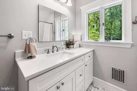 Bath - 203 Deepdene Rd, Baltimore, MD 21210 photo 2 of 5
