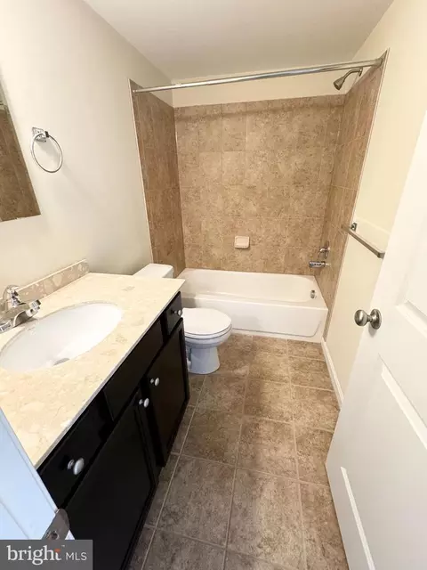 Bath - 4629 Dillon Pl, Baltimore, MD 21224 photo 3 of 9