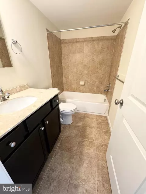 Bath - 4629 Dillon Pl, Baltimore, MD 21224 photo 2 of 9