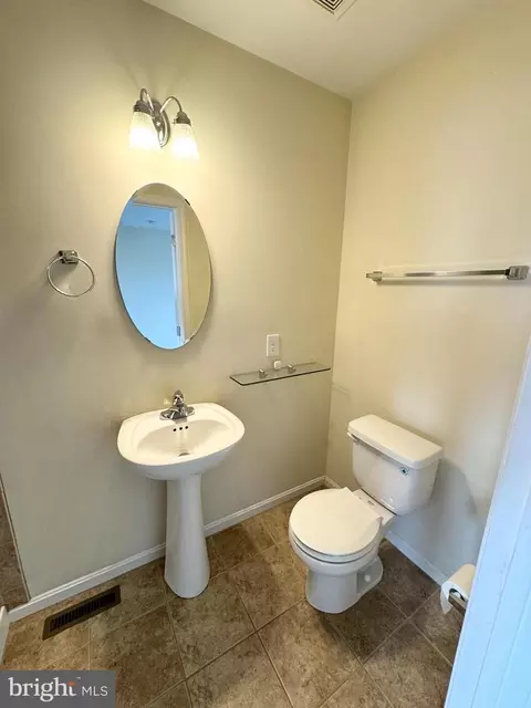 Bath - 4629 Dillon Pl, Baltimore, MD 21224 photo 7 of 9