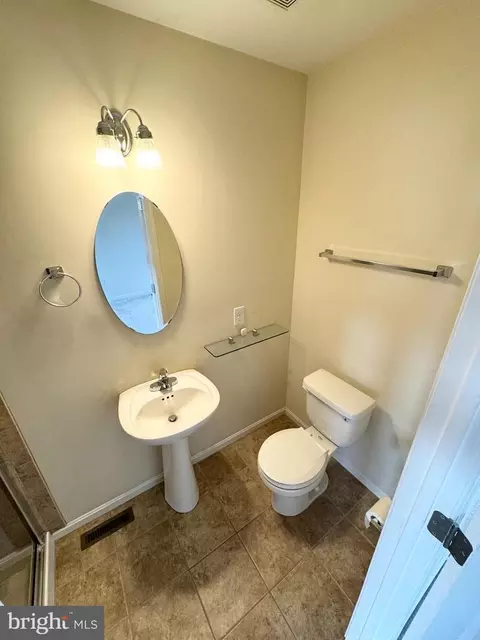 Bath - 4629 Dillon Pl, Baltimore, MD 21224 photo 8 of 9
