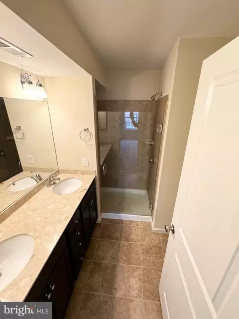 Bath - 4629 Dillon Pl, Baltimore, MD 21224 photo 4 of 9