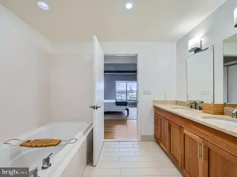 Bath - 1200 Steuart St #524, Baltimore, MD 21230 photo 4 of 5