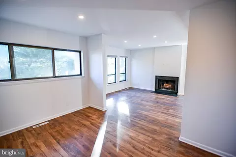 Living - 733 Stoney Spring Dr, Baltimore, MD 21210 photo 2 of 4