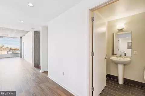 Entry Way - 1200 Steuart St #429, Baltimore, MD 21230 photo 2 of 5