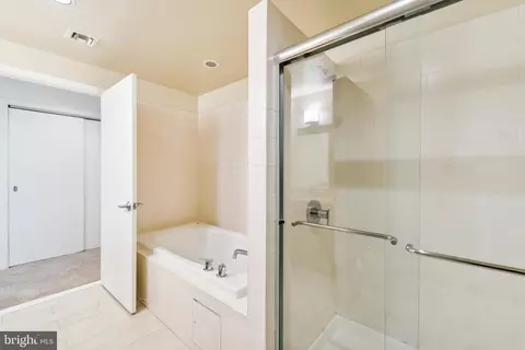 Bath - 1200 Steuart St #429, Baltimore, MD 21230 photo 5 of 7