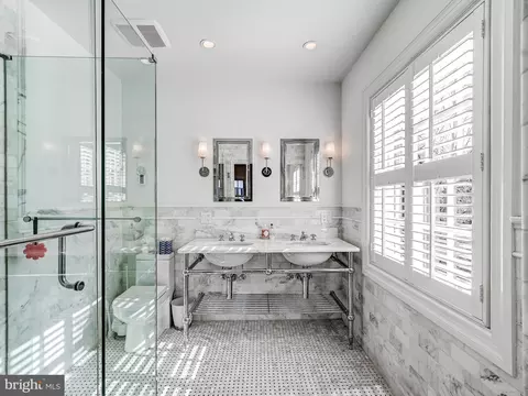 Bath - 206 Enfield Rd, Baltimore, MD 21212 photo 2 of 5