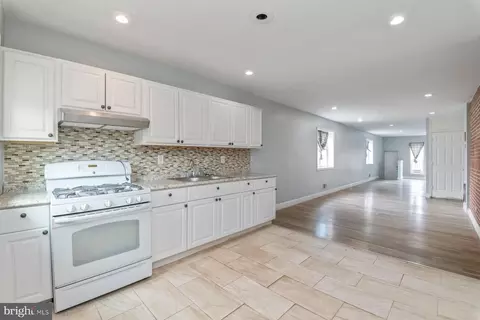 Entry Way - 2018 N Monroe St, Baltimore, MD 21217 photo 5 of 10