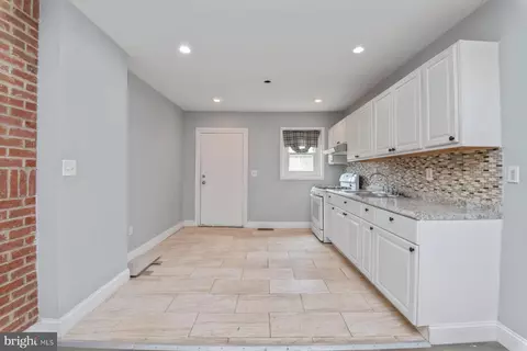 Entry Way - 2018 N Monroe St, Baltimore, MD 21217 photo 4 of 10