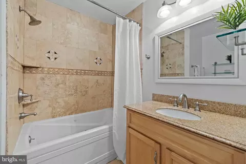 Bath - 1237 Haubert St, Baltimore, MD 21230 photo 2 of 5