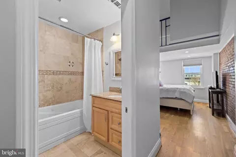 Bath - 1237 Haubert St, Baltimore, MD 21230 photo 3 of 5
