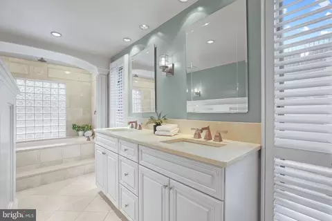 Bath - 39 E Henrietta St, Baltimore, MD 21230 photo 2 of 4