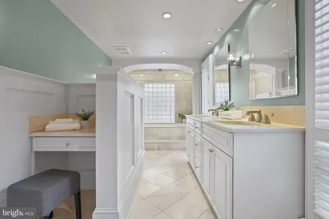 Bath - 39 E Henrietta St, Baltimore, MD 21230 photo 1 of 4