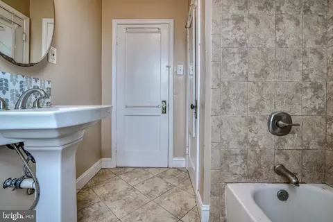 Bath - 2804 Erdman Ave, Baltimore, MD 21213 photo 3 of 6