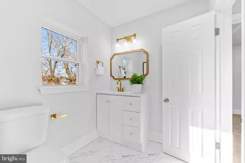 Bath - 3720 Boarman Ave, Baltimore, MD 21215 photo 3 of 7