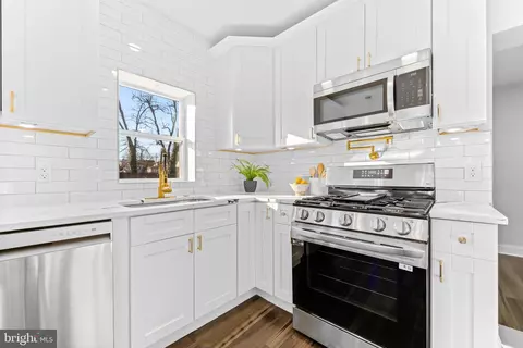 Kitchen - 3720 Boarman Ave, Baltimore, MD 21215 photo 5 of 7