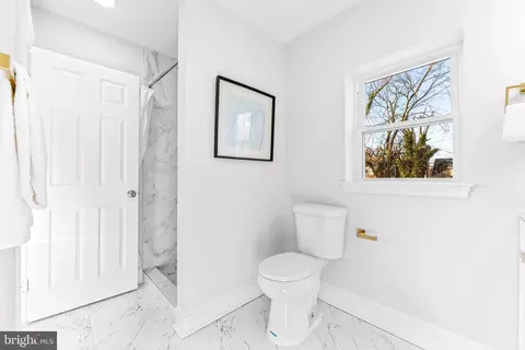 Bath - 3720 Boarman Ave, Baltimore, MD 21215 photo 4 of 7
