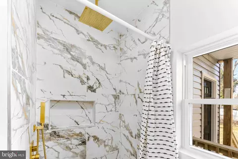 Bath - 3720 Boarman Ave, Baltimore, MD 21215 photo 6 of 7