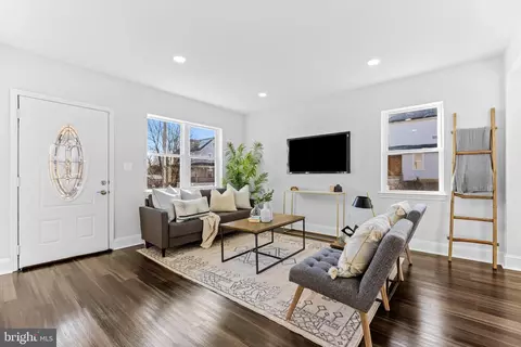 Living - 3720 Boarman Ave, Baltimore, MD 21215 photo 3 of 4