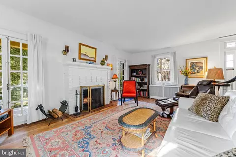Living - 5805 Clearspring Rd, Baltimore, MD 21212 photo 3 of 5