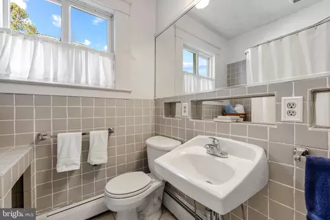 Bath - 5805 Clearspring Rd, Baltimore, MD 21212 photo 1 of 2