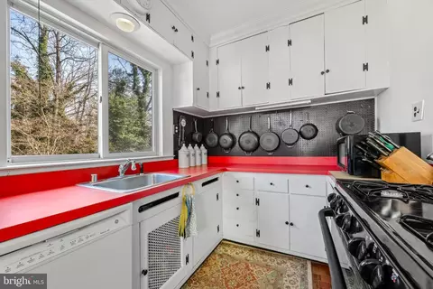 Kitchen - 5805 Clearspring Rd, Baltimore, MD 21212 photo 4 of 5