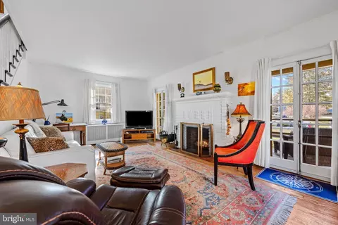 Living - 5805 Clearspring Rd, Baltimore, MD 21212 photo 2 of 5