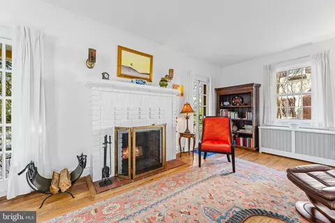 Living - 5805 Clearspring Rd, Baltimore, MD 21212 photo 4 of 5