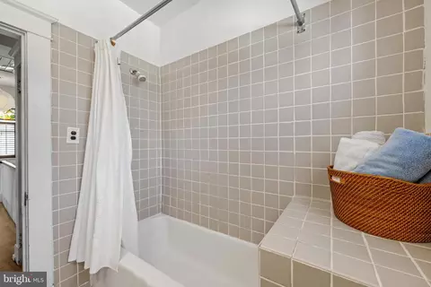 Bath - 5805 Clearspring Rd, Baltimore, MD 21212 photo 2 of 2