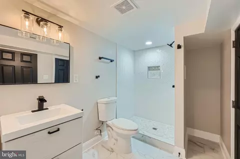 Bath - 2801 List Ave, Baltimore, MD 21214 photo 4 of 4