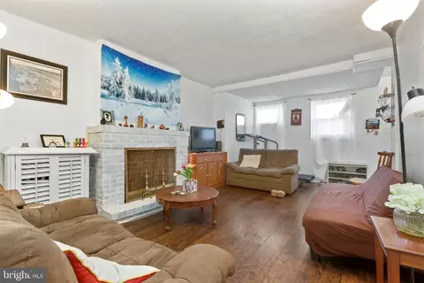 Living - 1323 Morling Ave, Baltimore, MD 21211 photo 2 of 3