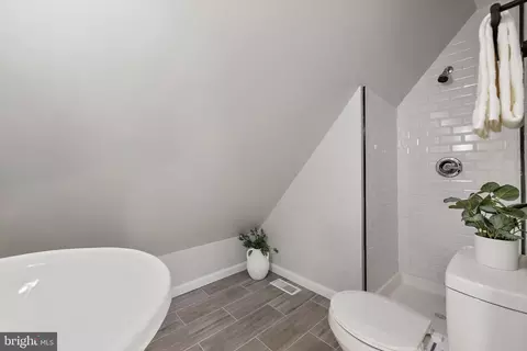 Bath - 4306 Biddison Ln, Baltimore, MD 21206 photo 5 of 6
