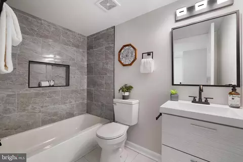 Bath - 4306 Biddison Ln, Baltimore, MD 21206 photo 6 of 6