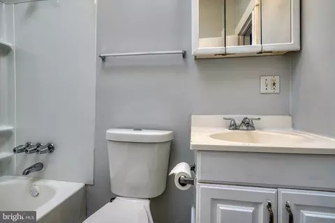 Bath - 625 Linnard St, Baltimore, MD 21229 photo 2 of 3