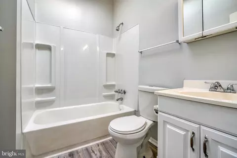Bath - 625 Linnard St, Baltimore, MD 21229 photo 1 of 3
