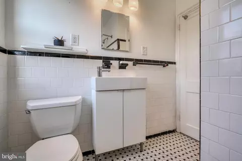 Bath - 1045 Cooks Ln, Baltimore, MD 21229 photo 3 of 7