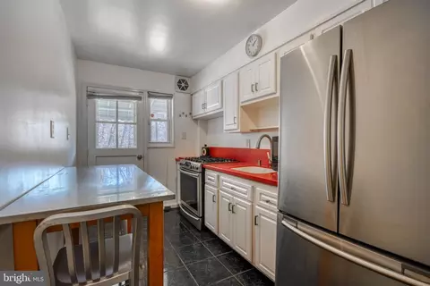Kitchen - 1045 Cooks Ln, Baltimore, MD 21229 photo 1 of 3