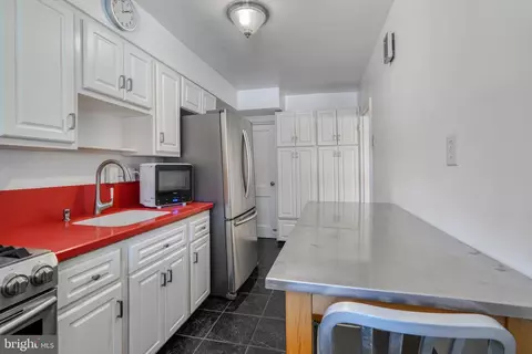 Kitchen - 1045 Cooks Ln, Baltimore, MD 21229 photo 3 of 3