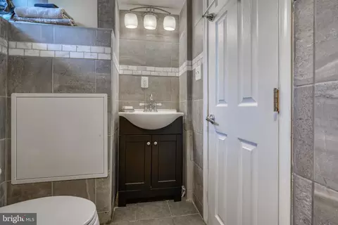 Bath - 1045 Cooks Ln, Baltimore, MD 21229 photo 7 of 7