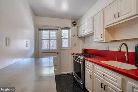 Kitchen - 1045 Cooks Ln, Baltimore, MD 21229 photo 2 of 3