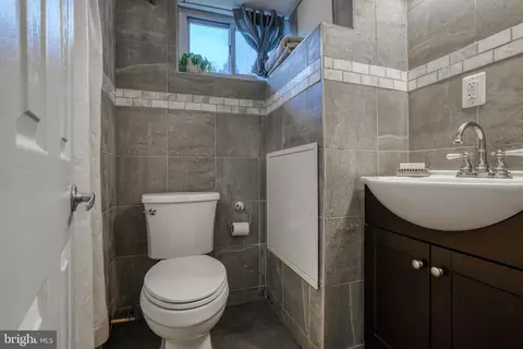 Bath - 1045 Cooks Ln, Baltimore, MD 21229 photo 5 of 7