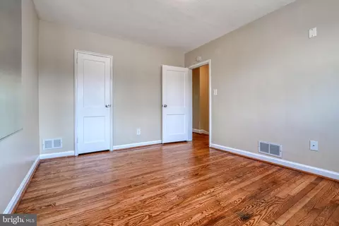 Bedroom - 1045 Cooks Ln, Baltimore, MD 21229 photo 2 of 2