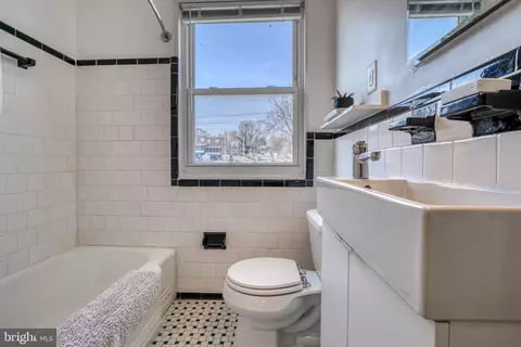 Bath - 1045 Cooks Ln, Baltimore, MD 21229 photo 2 of 7