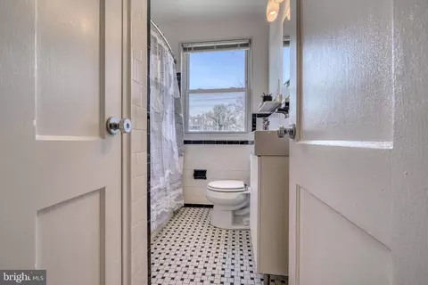 Bath - 1045 Cooks Ln, Baltimore, MD 21229 photo 1 of 7