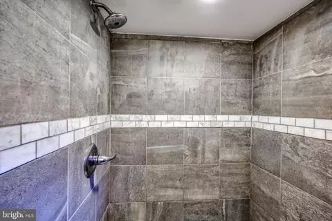 Bath - 1045 Cooks Ln, Baltimore, MD 21229 photo 6 of 7