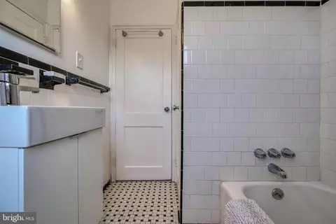 Bath - 1045 Cooks Ln, Baltimore, MD 21229 photo 4 of 7