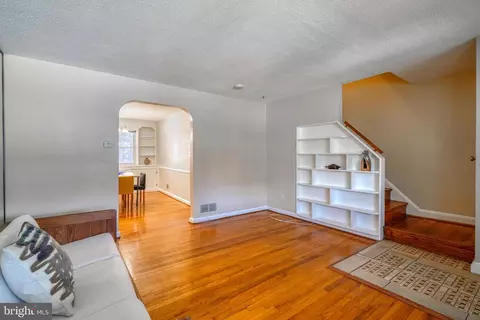 Living - 1045 Cooks Ln, Baltimore, MD 21229 photo 1 of 1