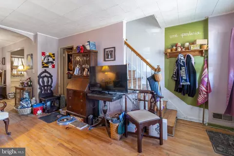 Living - 310 Imla St, Baltimore, MD 21224 photo 2 of 4
